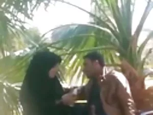 बड़े स्तन लंबे नाखून ...