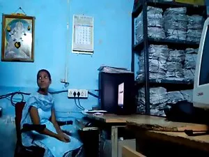 निगल के साथ नन्हा ब् ...