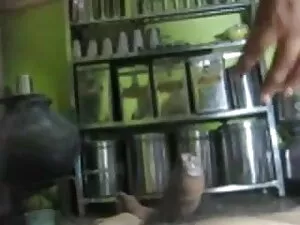 उसे अपनी चूत में डिल ...