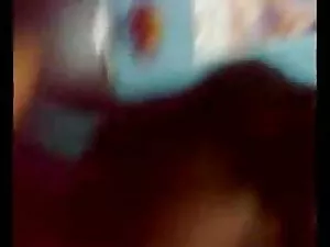 आसपास खेलती 2 लड़किय ...