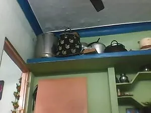 क्रॉस ड्रेसर अपने पह ...
