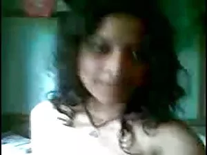 पूल के पास तीन मोचा  ...