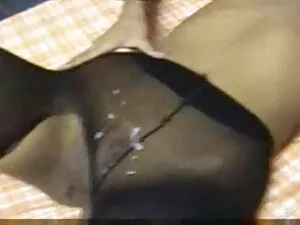 एक सोफे पर सेक्सी मू ...