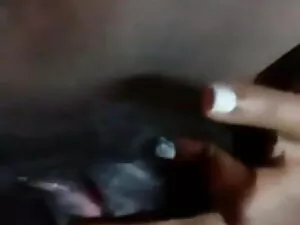 लिपस्टिक लगाने वाला  ...
