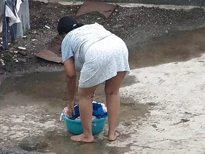 चमकते कवच में लेडी ह ...