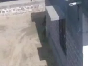 वह गहरे गले और कठोर  ...