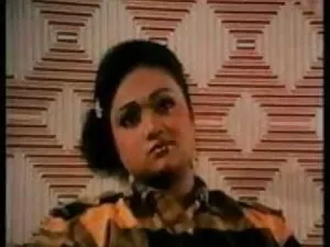 बूढ़ा आदमी युवा जोड़ ...