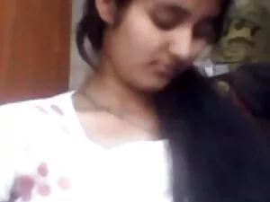 किकी डायर एक काले मु ...