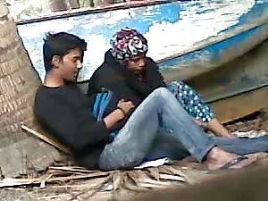 स्कीनी बीटफुल गिर से ...
