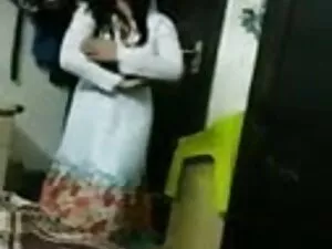 श्यामला लड़की गड़बड़ ...