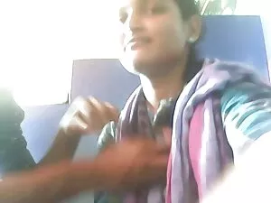 सुंदर पीला श्यामला उ ...