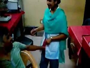 हाई स्कूल के छात्र प ...
