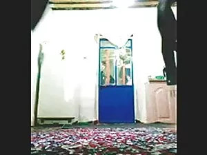 बहुत बालों वाली लड़क ...